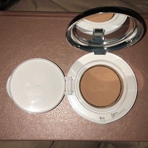 It cosmetics confidence in a compact